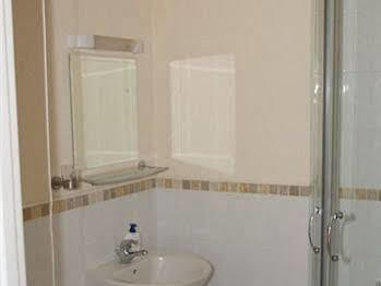 Harlequin Guest House With Parking เวย์มัธ ภายนอก รูปภาพ